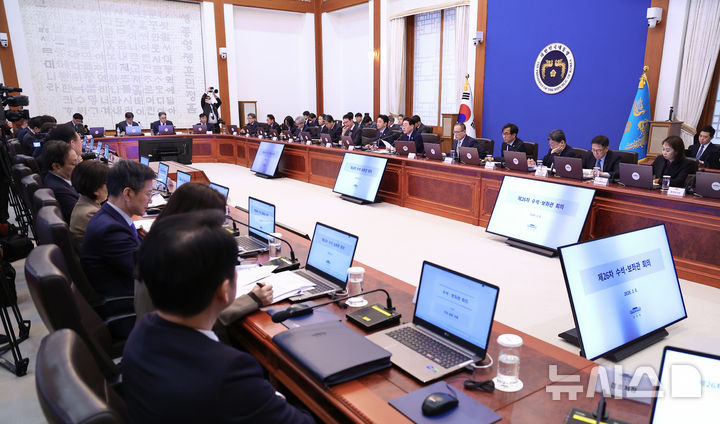 [서울=뉴시스] 최동준 기자 = 이재명 대통령이 6일 청와대에서 수석보좌관회의를 주재하고 있다. (청와대통신사진기자단) 2026.03.06. photocdj@newsis.com