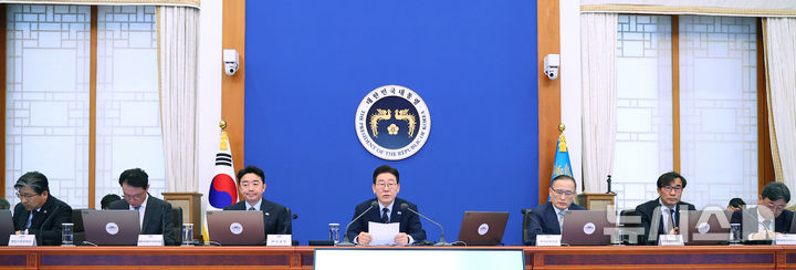 [서울=뉴시스] 최동준 기자 = 이재명 대통령이 6일 청와대에서 열린 수석보좌관회의에서 발언하고 있다. (청와대통신사진기자단) 2026.03.06. photocdj@newsis.com