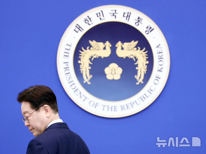 [서울=뉴시스] 최동준 기자 = 이재명 대통령이 6일 청와대에서 열린 수석보좌관회의에 입장하고 있다. (청와대통신사진기자단) 2026.03.06. photocdj@newsis.com