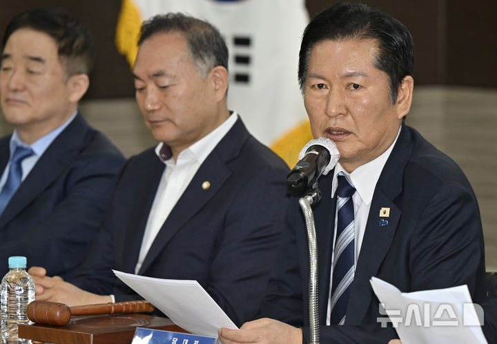 [영광=뉴시스] 박기웅 기자 = 정청래 더불어민주당 대표가 6일 오전 전남 영광군 영광농협 대회의실에서 열린 민주당 전남 현장 최고위원회에서 발언을 하고 있다. 2026.03.06. pboxer@newsis.com