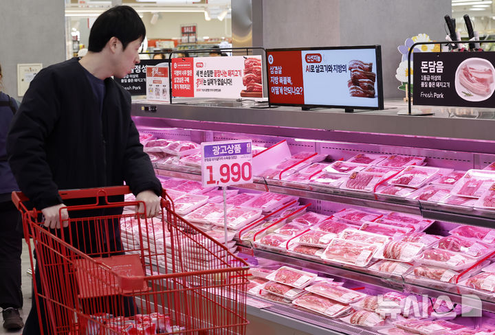 [서울=뉴시스] 김혜진 기자 = 소비자물가상승률이 두달째 2.0%를 유지하며 안정세를 나타냈다. 농산물과 가공식품 등 일부 먹거리 상승세가 둔화했지만 돼지고기·쇠고기·고등어·달걀·조기 등 축산물·수산물 가격은 여전히 불안한 모습을 보였다. 6일 국가데이터처가 발표한 '2026년 2월 소비자물가 동향'에 따르면 지난달 소비자물가지수는 118.40으로 전년 동월 대비 2.0% 상승했다.이날 서울 시내 한 대형마트에서 시민들이 장을 보고 있다. 2026.03.06. jini@newsis.com