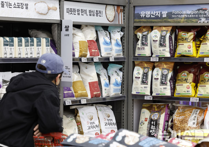 [서울=뉴시스] 김혜진 기자 = 지난 서울 시내 한 대형마트에서 시민들이 장을 보고 있는 모습. 2026.03.06. jini@newsis.com