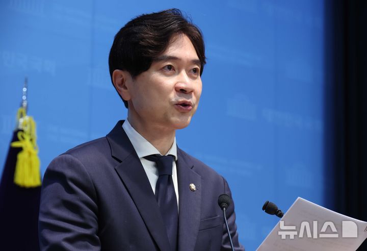 [서울=뉴시스] 조성봉 기자 = 박성훈 국민의힘 수석대변인이 6일 오전 서울 여의도 국회 소통관에서 '이재명 정부 언론 장악 시도 중단'을 촉구하는 발언을 하고 있다. 2026.03.06. suncho21@newsis.com