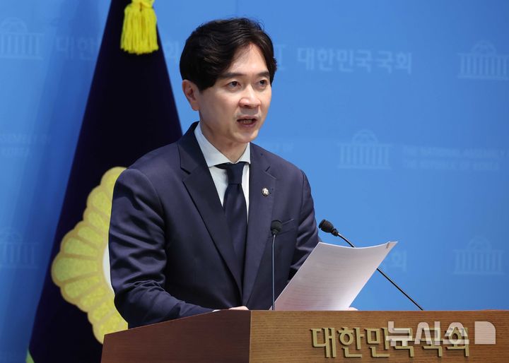 [서울=뉴시스] 조성봉 기자 = 박성훈 국민의힘 수석대변인이 6일 오전 서울 여의도 국회 소통관에서 '이재명 정부 언론 장악 시도 중단'을 촉구하는 발언을 하고 있다. 2026.03.06. suncho21@newsis.com