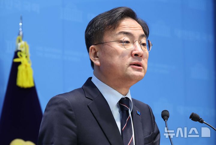 [서울=뉴시스] 조성봉 기자 = 신장식 조국혁신당 의원이 6일 오전 서울 여의도 국회 소통관에서 열린 3.8 세계여성의날 기념 성평등임금공시제 관련 기자회견에서 발언을 하고 있다. 2025.03.06. suncho21@newsis.com