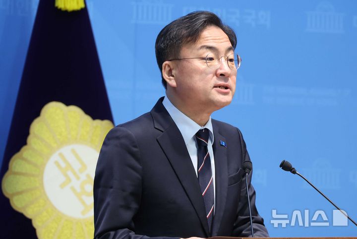 [서울=뉴시스] 조성봉 기자 = 신장식 조국혁신당 의원이 지난 3월 6일 오전 서울 여의도 국회 소통관에서 열린 3.8 세계여성의날 기념 성평등임금공시제 관련 기자회견에서 발언을 하고 있다. 2025.03.06. suncho21@newsis.com