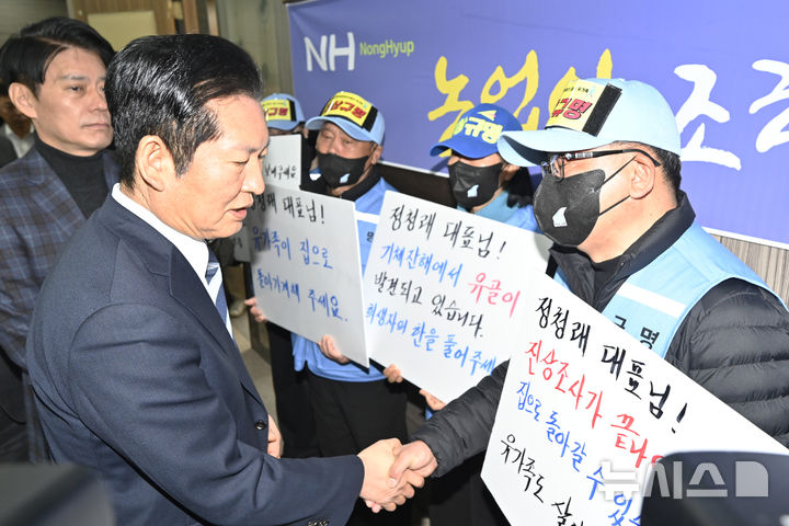 [영광=뉴시스] 박기웅 기자 = 정청래 더불어민주당 대표가 6일 오전 전남 현장 최고위원회에 참석하기 위해 영광군 영광농협 대회의실을 찾아 12·29 무안공항 제주항공 여객기 참사 유가족을 만나 대화를 나누고 있다. 2026.03.06. pboxer@newsis.com