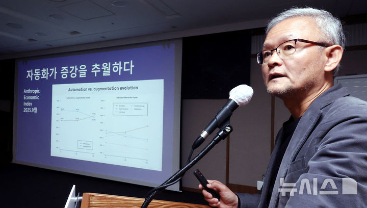 [서울=뉴시스] 박주성 기자 = 박태웅 녹서포럼 의장이 6일 오전 서울 중구 프레스센터에서 열린 AI 전환 시대 국가교육 비전 포럼에서 'AI 전환 시대에 대한 이해 및 AI 강국으로 도약을 위한 교육의 역할'에 대해 발제하고 있다. 2026.03.06. park7691@newsis.com