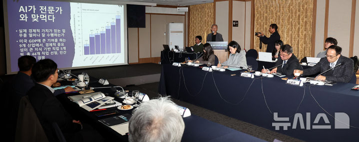 [서울=뉴시스] 박주성 기자 = 박태웅 녹서포럼 의장이 6일 오전 서울 중구 프레스센터에서 열린 AI 전환 시대 국가교육 비전 포럼에서 'AI 전환 시대에 대한 이해 및 AI 강국으로 도약을 위한 교육의 역할'에 대해 발제하고 있다. 2026.03.06. park7691@newsis.com