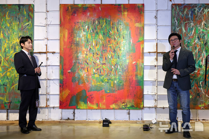 [서울=뉴시스] 박진희 기자 = 배우 겸 화가 박신양이 6일 서울 종로구 세종문화회관에서 '박신양의 전시쑈: 제4의 오픈' 및 신간 '감정의 발견' 출간 기념 기자간담회를 하고 있다. 2026.03.06. pak7130@newsis.com