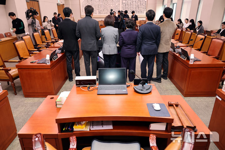 [서울=뉴시스] 김금보 기자 = 국회 법제사법위원회 나경원 국민의힘 의원을 비롯한 의원들이 6일 오전 서울 여의도 국회 법제사법위원회 전체회의실에서 '코로나19 백신 감사원 감사결과 긴급현안질의에 대한 추미애 법사위원장의 회피·지연 및 사법파괴 3대 악법 관련 기자회견'을 하고 있다. 2026.03.06. kgb@newsis.com