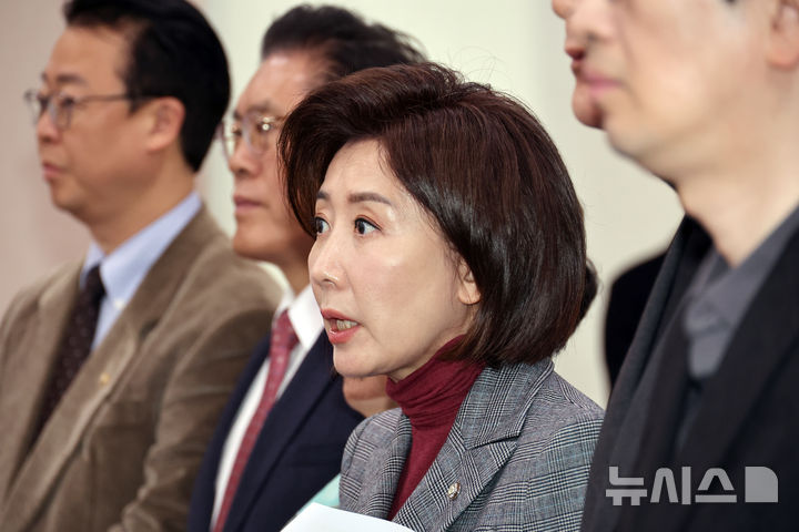 [서울=뉴시스] 김금보 기자 = 국회 법제사법위원회 나경원 국민의힘 의원을 비롯한 의원들이 6일 오전 서울 여의도 국회 법제사법위원회 전체회의실에서 '코로나19 백신 감사원 감사결과 긴급현안질의에 대한 추미애 법사위원장의 회피·지연 및 사법파괴 3대 악법 관련 기자회견'을 하고 있다. 2026.03.06. kgb@newsis.com