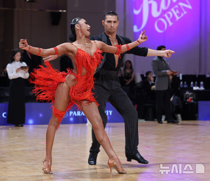 [인천=뉴시스] 전진환 기자 = 6일 오전 인천 중구 파라다이스시티에서 열린 '2026년 코리아오픈 댄스스포츠' 대회에서 참가 선수들이 경기를 펼치고 있다. 2026.03.06. amin2@newsis.com