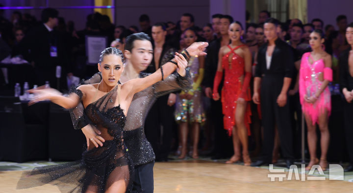 [인천=뉴시스] 전진환 기자 = 6일 오전 인천 중구 파라다이스시티에서 열린 '2026년 코리아오픈 댄스스포츠' 대회에서 참가 선수들이 경기를 펼치고 있다. 2026.03.06. amin2@newsis.com