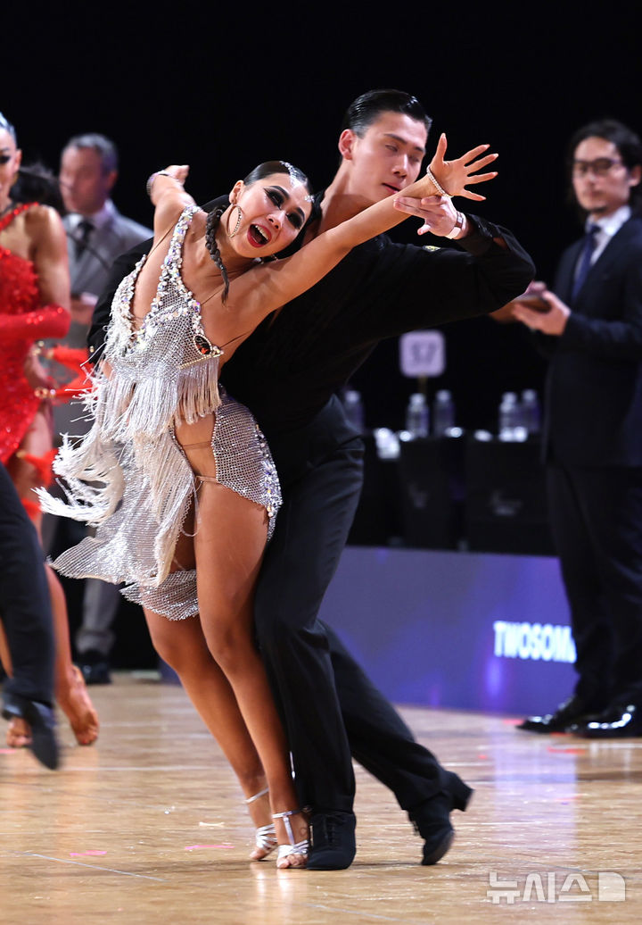 [인천=뉴시스] 전진환 기자 = 6일 오전 인천 중구 파라다이스시티에서 열린 '2026년 코리아오픈 댄스스포츠' 대회에서 참가 선수들이 경기를 펼치고 있다. 2026.03.06. amin2@newsis.com