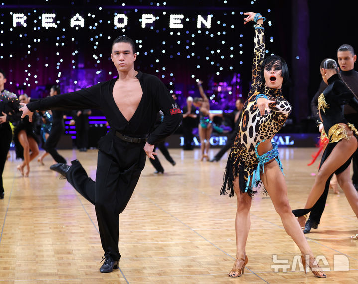 [인천=뉴시스] 전진환 기자 = 6일 오전 인천 중구 파라다이스시티에서 열린 '2026년 코리아오픈 댄스스포츠' 대회에서 참가 선수들이 경기를 펼치고 있다. 2026.03.06. amin2@newsis.com