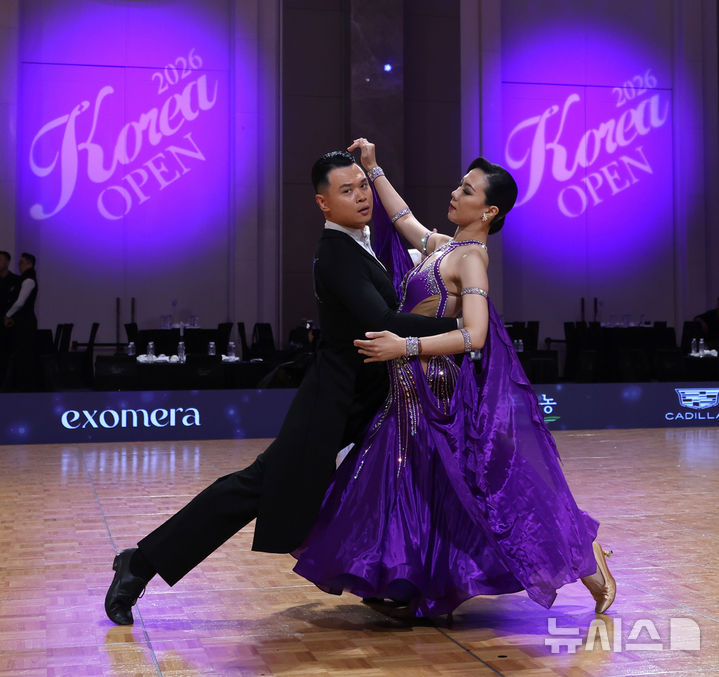 [인천=뉴시스] 전진환 기자 = 6일 오전 인천 중구 파라다이스시티에서 열린 '2026년 코리아오픈 댄스스포츠' 대회에서 참가 선수들이 경기를 펼치고 있다. 2026.03.06. amin2@newsis.com