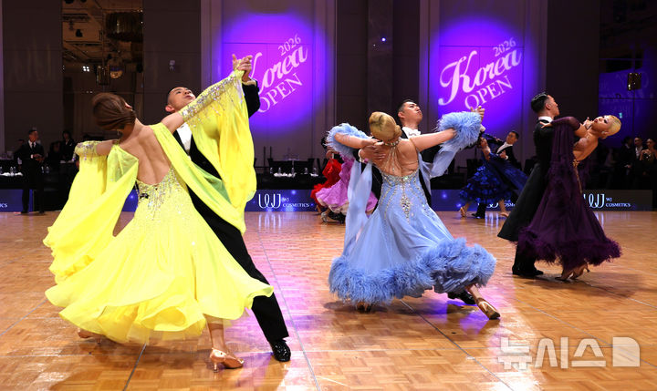 [인천=뉴시스] 전진환 기자 = 6일 오전 인천 중구 파라다이스시티에서 열린 '2026년 코리아오픈 댄스스포츠' 대회에서 참가 선수들이 경기를 펼치고 있다. 2026.03.06. amin2@newsis.com