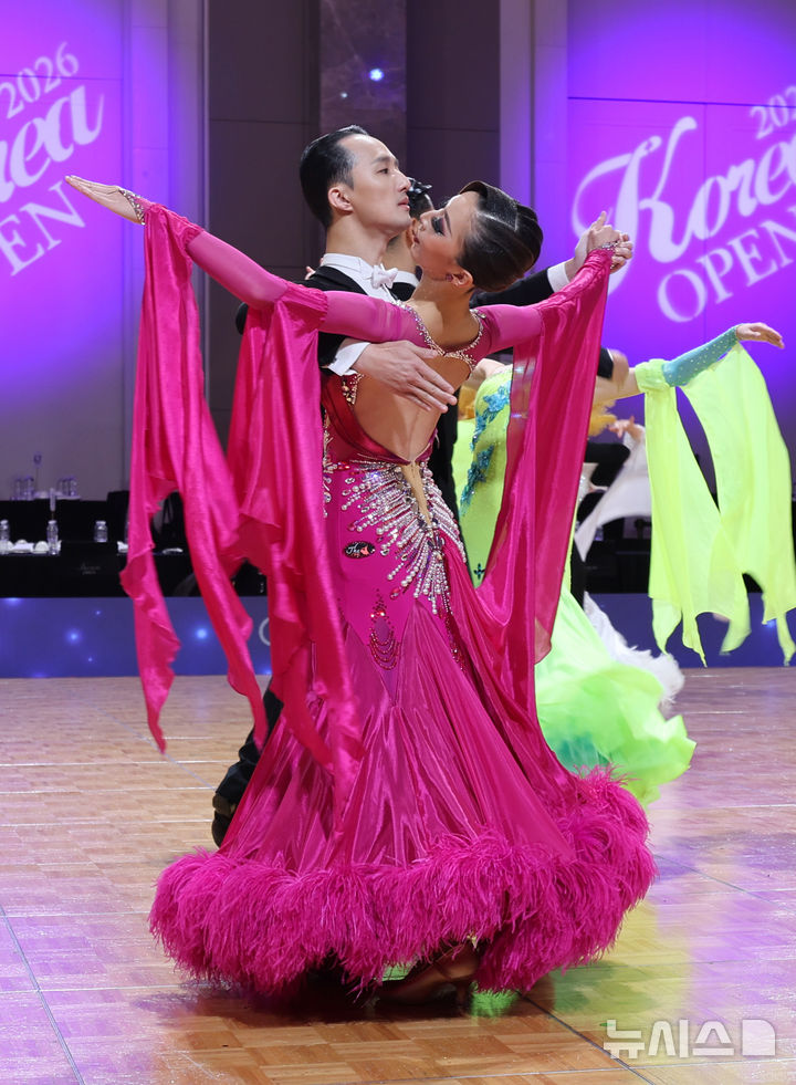 [인천=뉴시스] 전진환 기자 = 6일 오전 인천 중구 파라다이스시티에서 열린 '2026년 코리아오픈 댄스스포츠' 대회에서 참가 선수들이 경기를 펼치고 있다. 2026.03.06. amin2@newsis.com