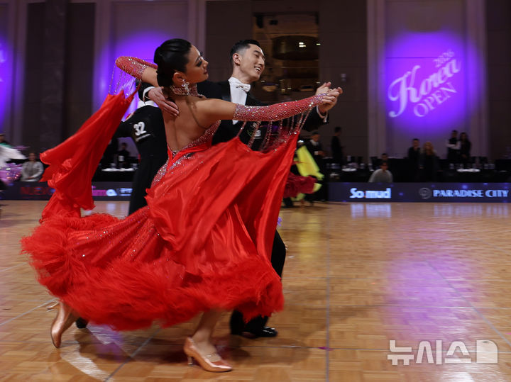 [인천=뉴시스] 전진환 기자 = 6일 오전 인천 중구 파라다이스시티에서 열린 '2026년 코리아오픈 댄스스포츠' 대회에서 참가 선수들이 경기를 펼치고 있다. 2026.03.06. amin2@newsis.com