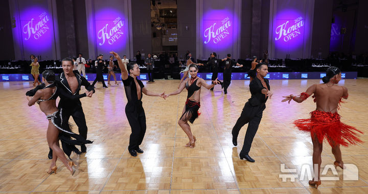 [인천=뉴시스] 전진환 기자 = 6일 오전 인천 중구 파라다이스시티에서 열린 '2026년 코리아오픈 댄스스포츠' 대회에서 참가 선수들이 경기를 펼치고 있다. 2026.03.06. amin2@newsis.com