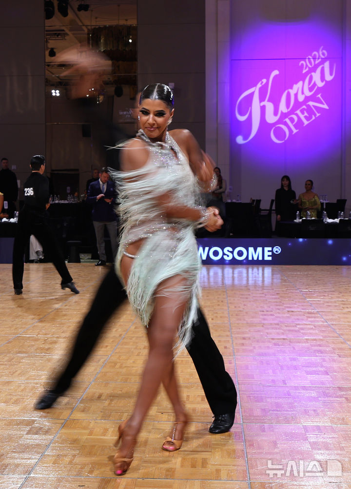 [인천=뉴시스] 전진환 기자 = 6일 오전 인천 중구 파라다이스시티에서 열린 '2026년 코리아오픈 댄스스포츠' 대회에서 참가 선수들이 경기를 펼치고 있다. 2026.03.06. amin2@newsis.com