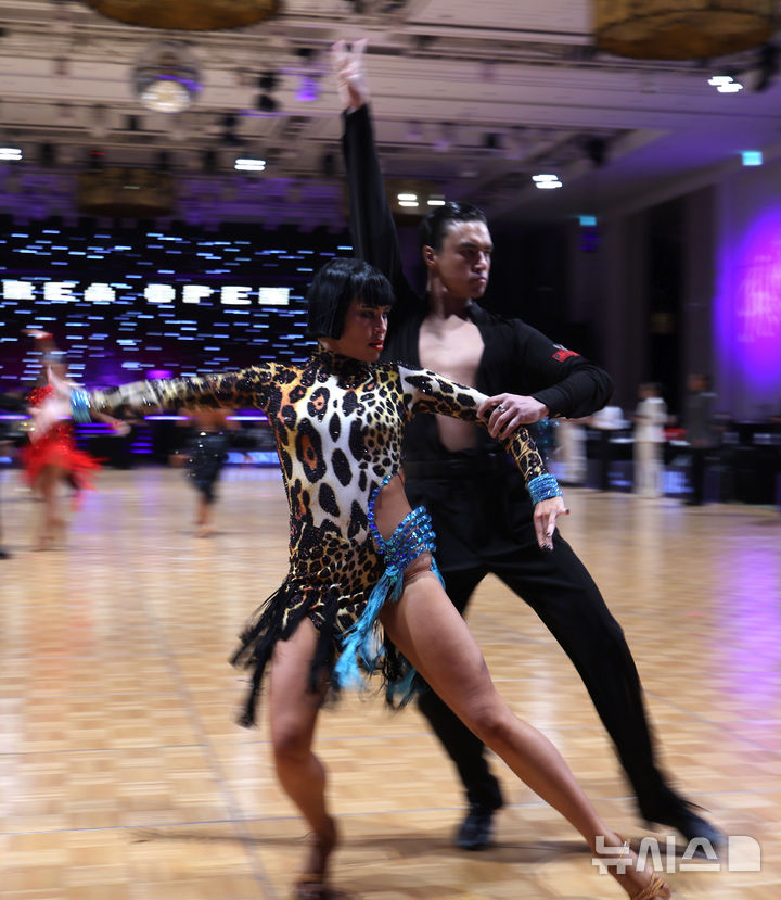 [인천=뉴시스] 전진환 기자 = 6일 오전 인천 중구 파라다이스시티에서 열린 '2026년 코리아오픈 댄스스포츠' 대회에서 참가 선수들이 경기를 펼치고 있다. 2026.03.06. amin2@newsis.com