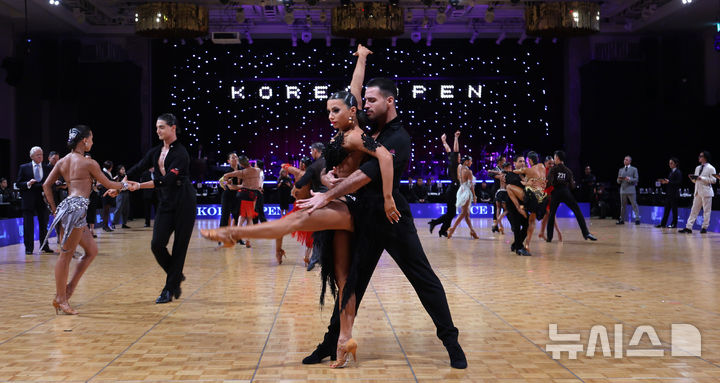 [인천=뉴시스] 전진환 기자 = 6일 오전 인천 중구 파라다이스시티에서 열린 '2026년 코리아오픈 댄스스포츠' 대회에서 참가 선수들이 경기를 펼치고 있다. 2026.03.06. amin2@newsis.com