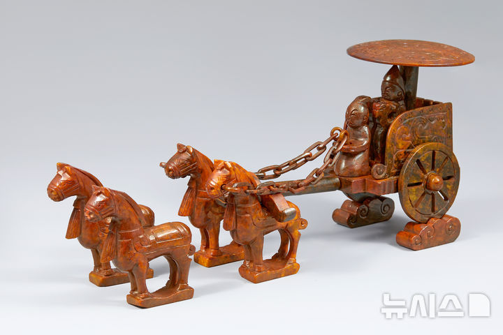 [서울=뉴시스] 박진희 기자 = 춘추전국 옥 마차(BC770~BC221). 말 네 마리가 마차를 끄는 모습으로 조각된 춘추전국시대의 옥기이다. 옥의 표면에는 음각으로 서수(瑞)와 기하학 문양이 새겨져 있다. 마차는 마부와 사람 한 명을 태울 수 있는 규모이며, 햇빛을 가리는 일산(日傘)이 세워져 있다. 조립식으로 만들어져 당시 마차의 구조를 자세히 살펴볼 수 있다. 마차의 형태와 장식, 말의 수는 신분에 따라 엄격히 규정되었으며, 말 네 마리가 끄는 수레는 제후(帝后)나 경(卿)이 사용할 수 있었다. (사진= 다보성갤러리 제공) 2026.03.06. photo@newsis.com