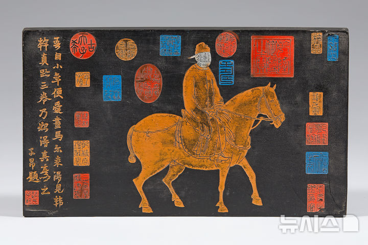 [서울=뉴시스] 박진희 기자 = 청 가경경오정이보선진연법제 먹 (1796). 직사각형의 먹으로, 한쪽 면에는 원대의 사대부 화가 조맹부(趙孟, 1254~1322)가 1296년에 그린 <인기도(人騎圖)> (북경 고궁박물관 소장)와 함께 '吾自小年便愛馬 爾來得見韓幹跡三卷乃始得其意雲。子題 (나는 어린 시절부터 말을 그리는 것을 좋아하였다. 근래에 한간(韓幹)*의 진적(跡) 세 권을 보게 되어, 그제서야 비로소 그 뜻과 정신을 이해하게 되었다. 자앙(子)*이 쓰다)'라는 명문이 금색으로 양각되어 있다. 반대편에는 '神駿固難識 識矣貴善御 雪閒作圖 正警予懷處 乾隆辛未御題(신준(神駿)*한 말은 본래 알아보기 어렵지만, 알아본 뒤에는 잘 다루는 것이 귀하다. 송설(雪)*이 한가히 그림을 그리니, 이는 바로 나의 마음을 일깨워 주는 바이다. 건륭제 신미년(1751)에 어명으로 만들다)'라는 명문이 금색으로 양각되어 있다. 측면에는 척목당의 값진 소장품이라는 뜻의 '尺木堂珍藏(척목당진장)'과 가경제 경오년(1796)에 청나라의 유명한 안휘성 제묵가인 정이보가 오래된 송연(松烟)을 골라서 만들었음을 뜻하는 ' 嘉慶庚午年程怡甫陳烟製(가경경오정이보선진연법제)'가 양각되어 있다. (사진= 다보성갤러리 제공) 2026.03.06. photo@newsis.com