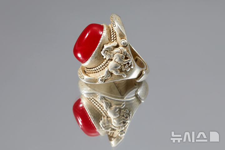 [서울=뉴시스] 박진희 기자 = 청 장기족문 말 반지(1616~1912). 붉은색 보석이 박힌 은반지이다. 반지의 양옆 면에는 달리는 말 형상이 새겨져 있다. 반지 안쪽 면에는 ‘足(장기족문)’이라는 명문이 있다. 장기는 장씨 성의 제작자를 뜻하며, 족문은 족은(足)을 의미한다. 족은이란 은 함유량이 최소 99% 이상인 고순도의 은으로, 순은보다 더 높은 순도의 은을 말한다. (사진= 다보성갤러리 제공) 2026.03.06. photo@newsis.com