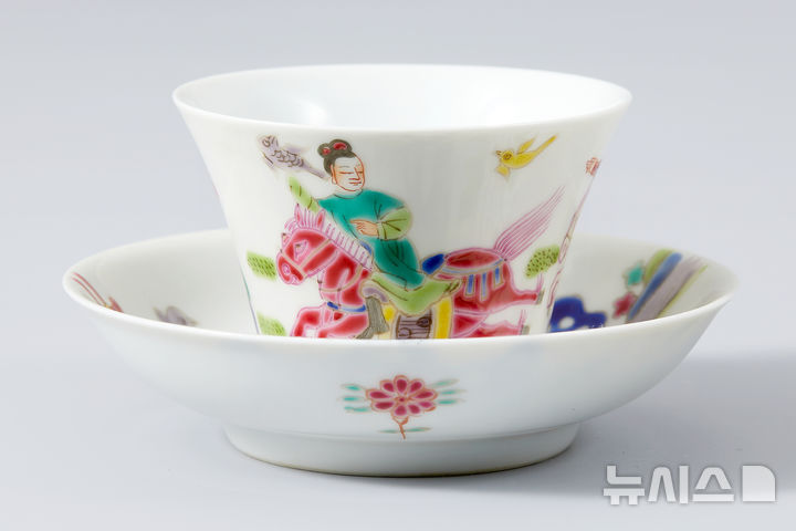 [서울=뉴시스] 박진희 기자 = 청 옹정년제 분채 기마인물문 잔과 잔탁(1723~1735). 잔의 외면과 잔탁의 내면에 분채(粉彩)로 문양이 그려져 있다. 녹색 의복을 입은 인물은 붉은 말을 타고 매사냥을 즐기는 모습으로 묘사되었다. 그 옆에 청색 의복을 입은 인물은 활을 든 채 백마를 타고 있다. 배경에는 새와 풀꽃, 바위 등 자연을 표현하였다. 말을 탄 두 인물의 역동적인 움직임이 느껴지며 당시 사냥 장면을 연상하게 한다. 잔과 잔탁의 바닥에는 청화(靑畵)로 ‘雍正年製(옹정년제)’라는 관지가 있어 옹정 연간(1723~1735)에 제작된 것으로 추정된다. (사진= 다보성갤러리 제공) 2026.03.06. photo@newsis.com