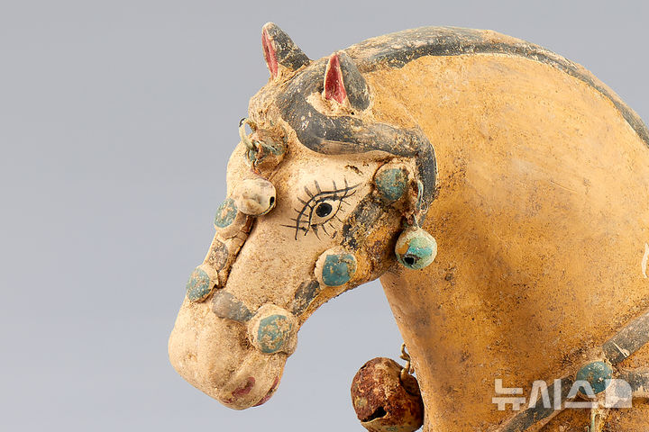 [서울=뉴시스] 박진희 기자 = 당나라 당삼채 마용, 도기에 채색(618~907) 부분 모습. (사진= 다보성갤러리 제공) 2026.03.06. photo@newsis.com