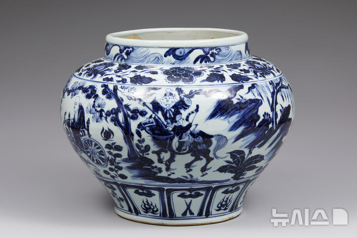 [서울=뉴시스] 박진희 기자 = 원 청화 귀곡자하산문 관(1271~1368). 구연부가 직립하고 어깨가 둥글게 부푼 청화백자 항아리이다. 전국시대의 사상가 귀곡자(鬼谷子)가 포로를 석방하기 위해 산에서 내려오는 장면이 그려졌다. 긴 창을 든 두 명의 보병이 앞서고 그 뒤를 따라 호랑이가 끄는 수레에 탄 귀곡자가 있다. 수레 뒤에는 활을 든 장군이 말을 탄 채 ‘鬼谷(귀곡)’이라는 글자가 새겨진 깃발을 들고 있다. 장군의 뒤편 바위 너머로는 관모를 쓴 관리가 말을 타고 뒤를 돌아보고 있다. 유물의 어깨에는 모란문(牡丹紋)이, 저부에는 길상을 상징하는 팔보문(八寶紋)이 시문되었다. (사진= 다보성갤러리 제공) 2026.03.06. photo@newsis.com