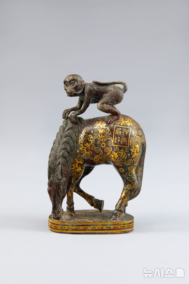 [서울=뉴시스] 박진희 기자 = 춘추전국 청동 금상감 마상봉후상(BC770~BC221). 말과 원숭이를 묘사한 청동기 유물이다. 말 위에 올라탄 원숭이는 ‘마상봉후(馬上封侯)’라는 도상으로 ‘곧바로(馬上) 제후(侯)에 봉해진다(封)’는 뜻이다. 중국어에서 마상(馬上)은 곧바로라는단어와 발음이 같고, 원숭이 후(猴)는 제후 후(侯)와 발음이 같아 빠른 출세와 지위 상승에 대한 염원을 상징한다. (사진= 다보성갤러리 제공) 2026.03.06. photo@newsis.com