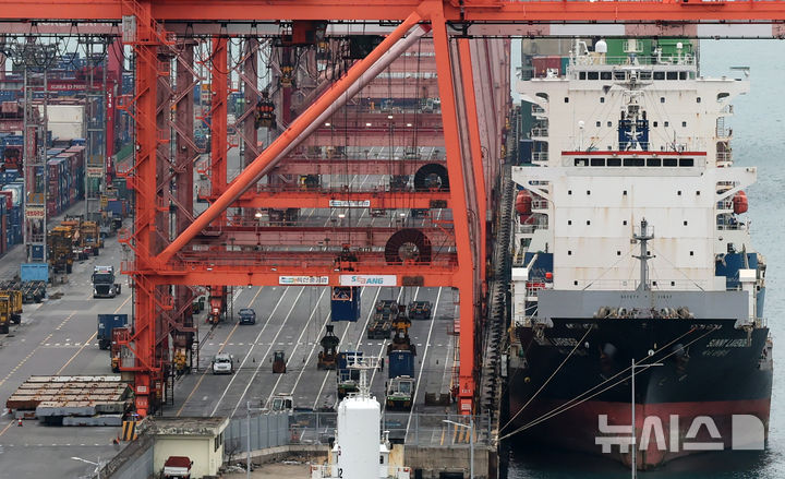 [부산=뉴시스] 하경민 기자 = 6일 부산 남구 신선대부두에서 수출입 컨테이너 선적 및 하역작업이 진행되고 있다. 2026.03.06. yulnetphoto@newsis.com