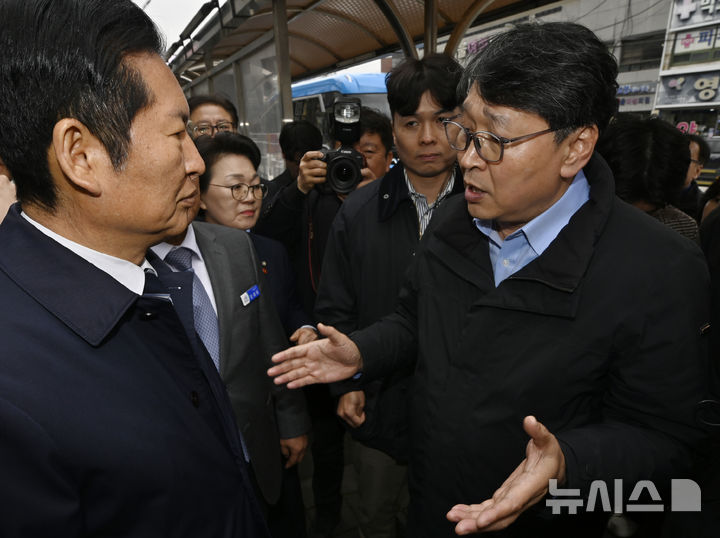 [영광=뉴시스] 박기웅 기자 = 조성철 함평군수 예비후보가 6일 오후 전남 영광군 영광읍 터미널시장 앞에서 정청래 더불어민주당 대표를 만나 중앙당 최고위가 후보자 부적격 결정을 한 것을 두고 항의하고 있다. 2026.03.06. pboxer@newsis.com