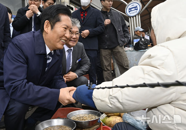 [영광=뉴시스] 박기웅 기자 = 정청래 더불어민주당 대표를 비롯한 당 관계자들이 6일 오전 전남 영광군 영광읍 터미널시장을 방문해 상인들과 인사를 나누고 있다. 2026.03.06. pboxer@newsis.com