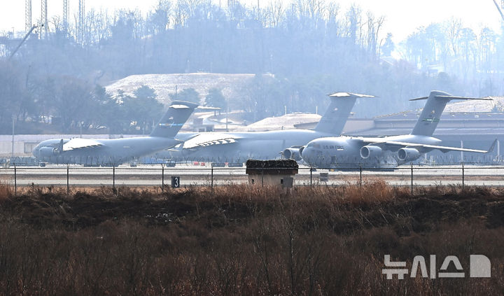 [평택=뉴시스] 김종택 기자 = 지난 3월6일 경기 평택시 주한미군 오산공군기지에 C-5 와 C-17 등 대형 미군 수송기가 계류되어 있다. 2026.05.03. jtk@newsis.com