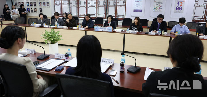 [서울=뉴시스] 김선웅 기자 = 원민경 성평등가족부 장관이 지난 3월 6일 서울 종로구 정부서울청사에서 열린 '청소년과 함께 만드는 안전한 디지털 세상' 제9기 청소년보호위원회 간담회에서 인사말을 하고 있다. 2026.03.06. mangusta@newsis.com