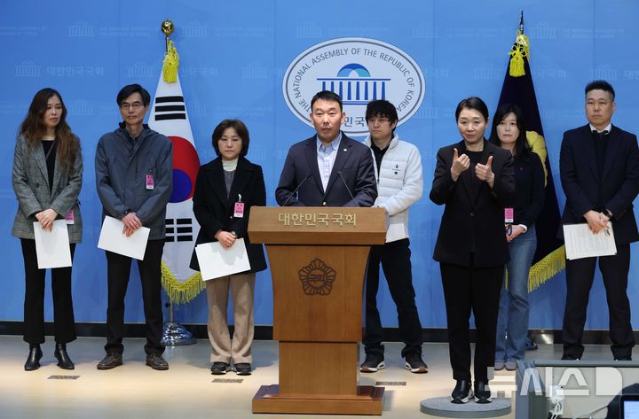 [서울=뉴시스] 조성봉 기자 = 김용민 더불어민주당 의원이 6일 오후 서울 여의도 국회 소통관에서 열린 검찰 개혁 관련 민주당 당원단체(민민운, 민대련, 세종강물, 부산당당, 민경네, 파란고양이, 더민실) 기자회견에서 발언을 하고 있다. 2026.03.06. suncho21@newsis.com