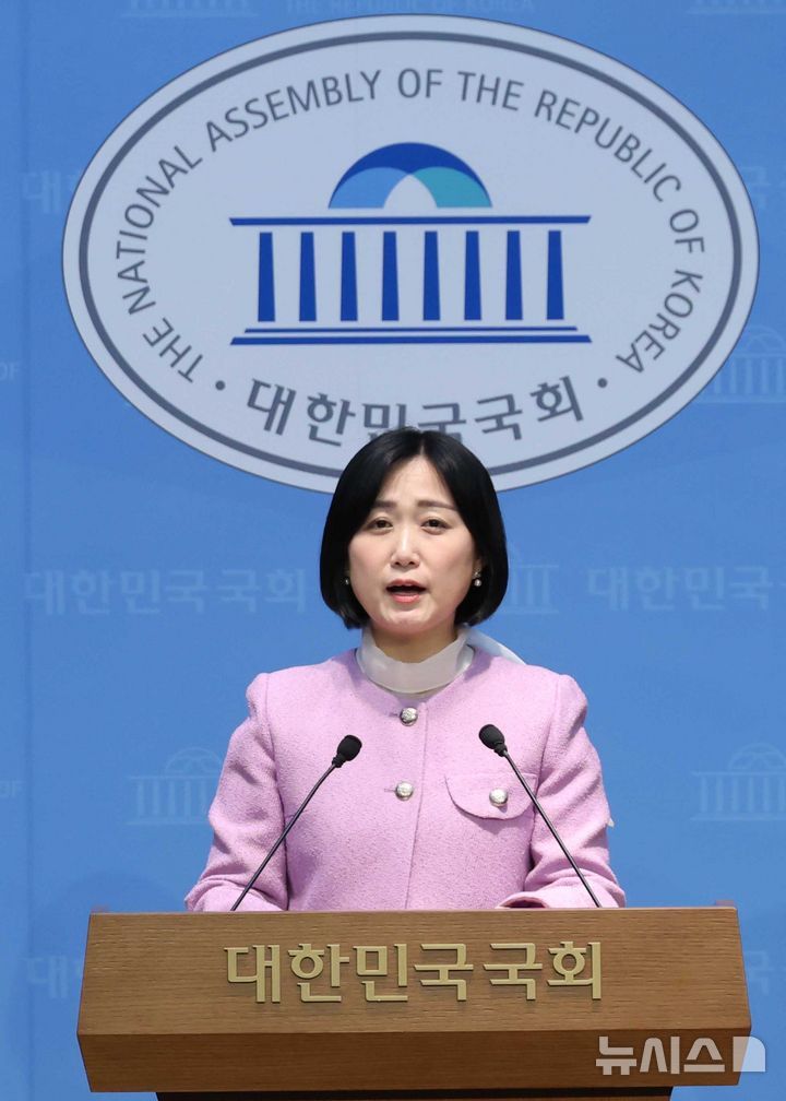 [서울=뉴시스] 조성봉 기자 = 백승아 더불어민주당 원내대변인이 6일 오후 서울 여의도 국회 소통관에서 '국민의힘의 정치검찰 국정조사 반대' 관련 발언을 하고 있다. 2026.03.06. suncho21@newsis.com