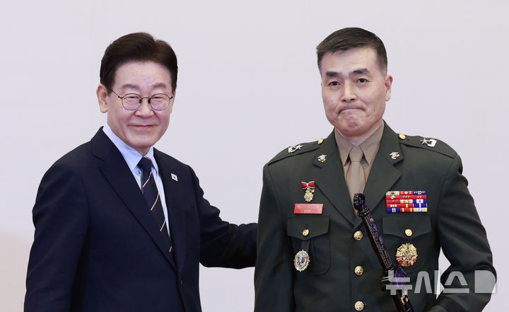 [서울=뉴시스] 최동준 기자 = 이재명 대통령이 6일 청와대 영빈관에서 열린 2026년 준장 진급 장성 삼정검 수여식에서 박정훈 국방부 조사본부장(준장)에게 삼정검을 수여한 뒤 기념촬영을 하고 있다. 2026.03.06. photocdj@newsis.com