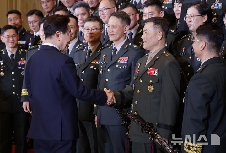 [서울=뉴시스] 최동준 기자 = 이재명 대통령이 6일 청와대 영빈관에서 열린 2026년 준장 진급 장성 삼정검 수여식에서 기념촬영을 마친 뒤 박정훈 국방부 조사본부장(준장)과 악수하고 있다. 2026.03.06. photocdj@newsis.com