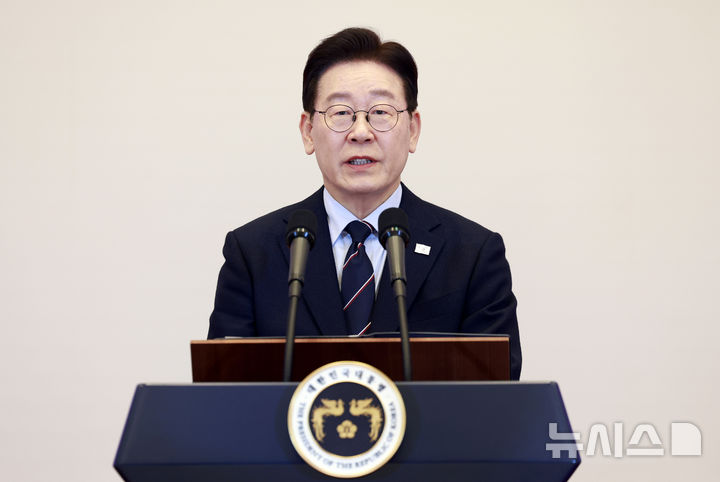 [서울=뉴시스] 최동준 기자 = 이재명 대통령이 6일 청와대 영빈관에서 열린 2026년 준장 진급 장성 삼정검 수여식에서 격려사를 하고 있다. 2026.03.06. photocdj@newsis.com