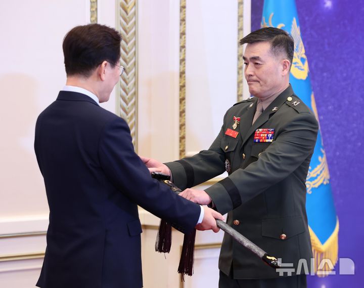 [서울=뉴시스] 최동준 기자 = 이재명 대통령이 6일 청와대 영빈관에서 열린 2026년 준장 진급 장성 삼정검 수여식에서 박정훈 국방부 조사본부장(준장)에게 삼정검을 수여하고 있다. 2026.03.06. photocdj@newsis.com
