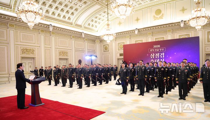 [서울=뉴시스] 최동준 기자 = 이재명 대통령이 6일 청와대 영빈관에서 열린 2026년 준장 진급 장성 삼정검 수여식에서 격려사를 하고 있다. 2026.03.06. photocdj@newsis.com