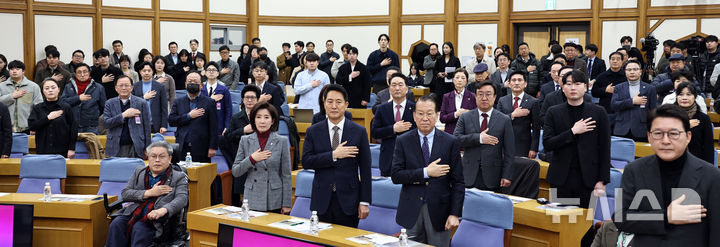 [서울=뉴시스] 김금보 기자 = 권영세 국민의힘 의원, 오세훈 서울시장 등 참석자들이 6일 오후 서울 여의도 국회 의원회관에서 열린 '용산국제업무지구, 주택 1만호 공급 논란과 올바른 해법 모색을 위한 정책 토론회'에서 국민의례 하고 있다. 2026.03.06. kgb@newsis.com