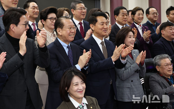 [서울=뉴시스] 김금보 기자 = 권영세 국민의힘 의원, 오세훈 서울시장 등 참석자들이 6일 오후 서울 여의도 국회 의원회관에서 열린 '용산국제업무지구, 주택 1만호 공급 논란과 올바른 해법 모색을 위한 정책 토론회'에서 기념촬영을 하고 있다. 2026.03.06. kgb@newsis.com