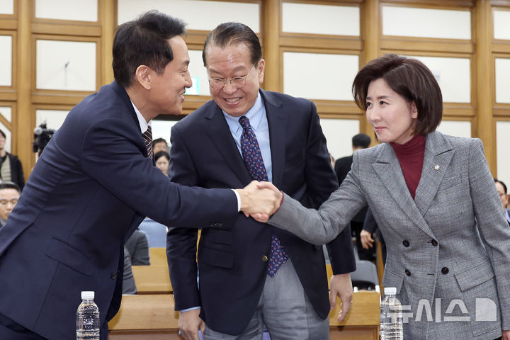 [서울=뉴시스] 김금보 기자 = 나경원 국민의힘 의원과 오세훈 서울시장이 6일 오후 서울 여의도 국회 의원회관에서 열린 '용산국제업무지구, 주택 1만호 공급 논란과 올바른 해법 모색을 위한 정책 토론회'에서 악수를 하고 있다. 2026.03.06. kgb@newsis.com